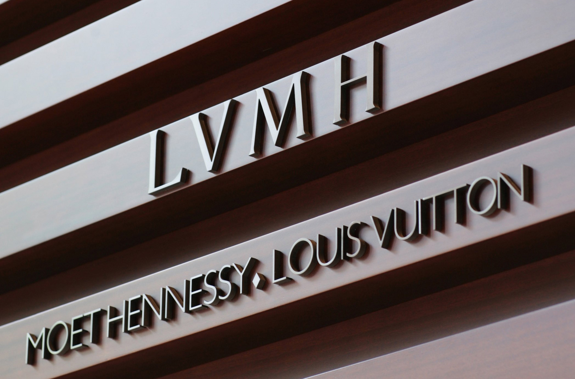 Выручка LVMH в первой половине 2025 года снизилась на 4%