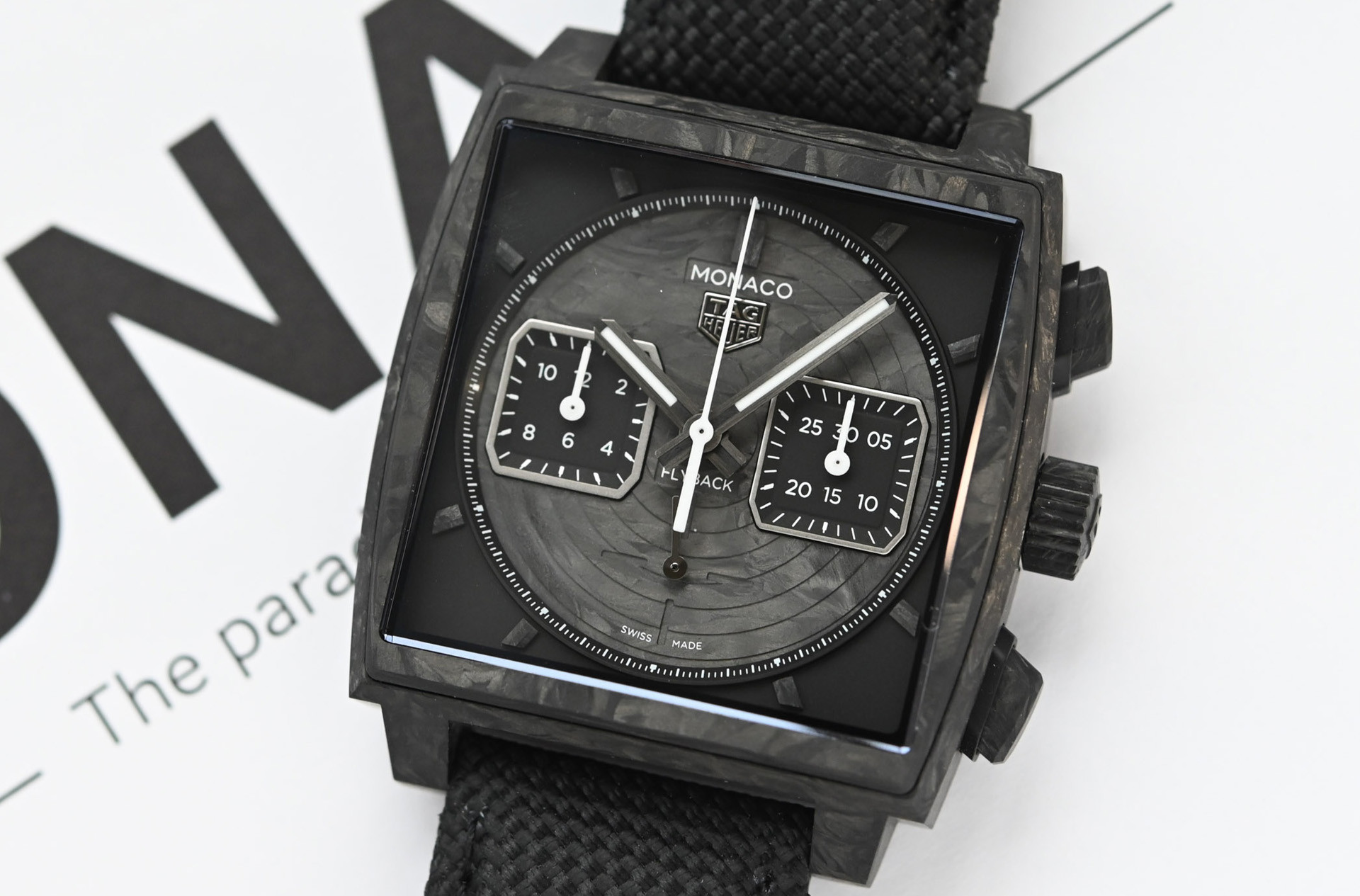 TAG Heuer Monaco и TAG Heuer Carrera с карбоновой спиралью баланса