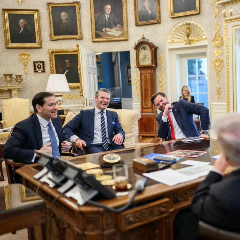 Настольные часы, замеченные в Овальном кабинете, оказались часами Rolex