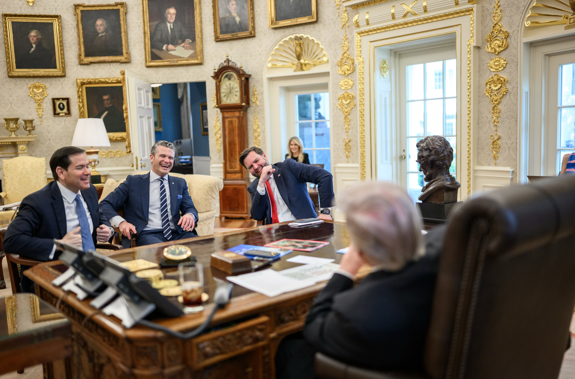 Настольные часы, замеченные в Овальном кабинете, оказались часами Rolex