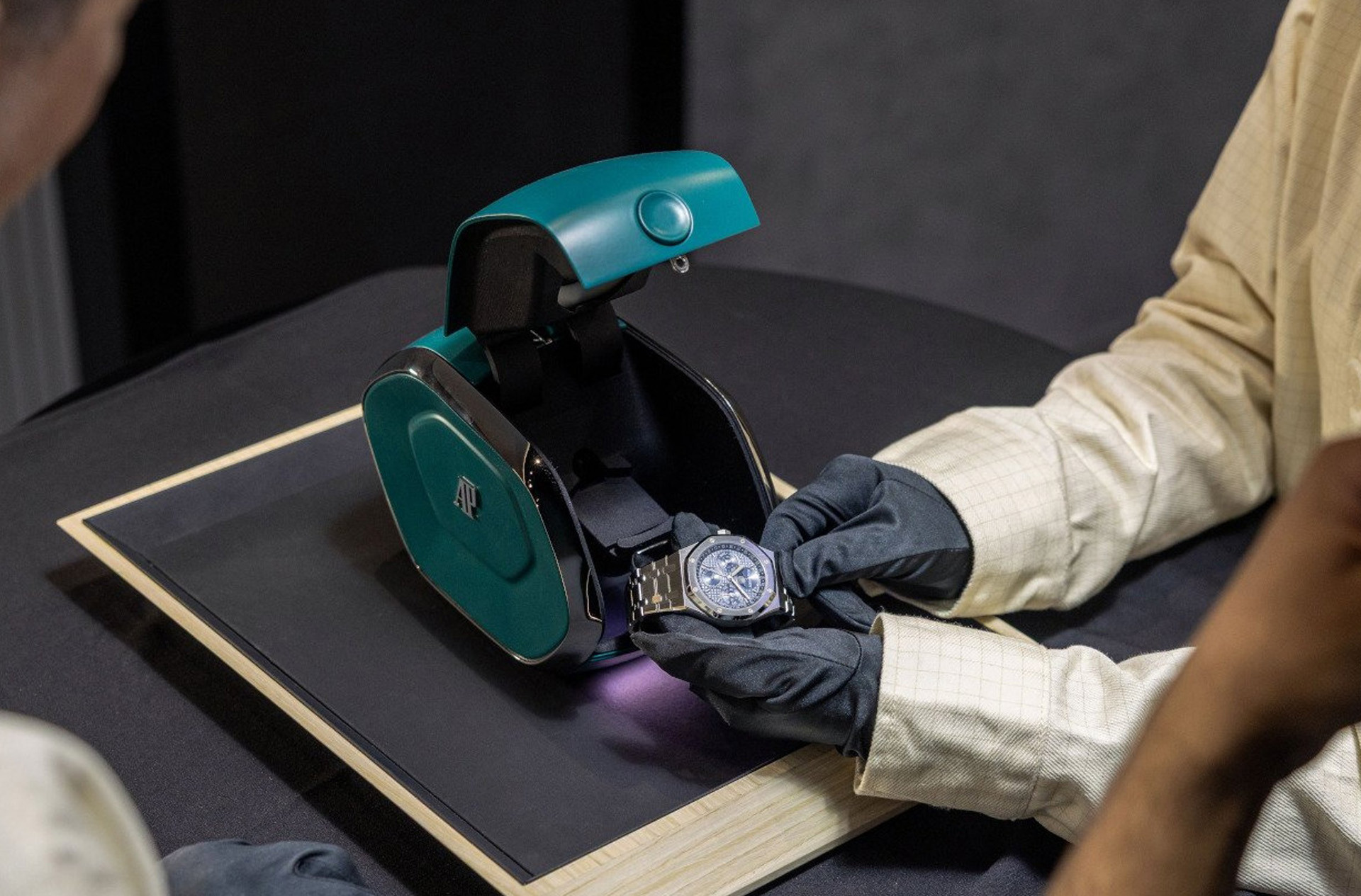 Audemars Piguet представила умный бокс для часов