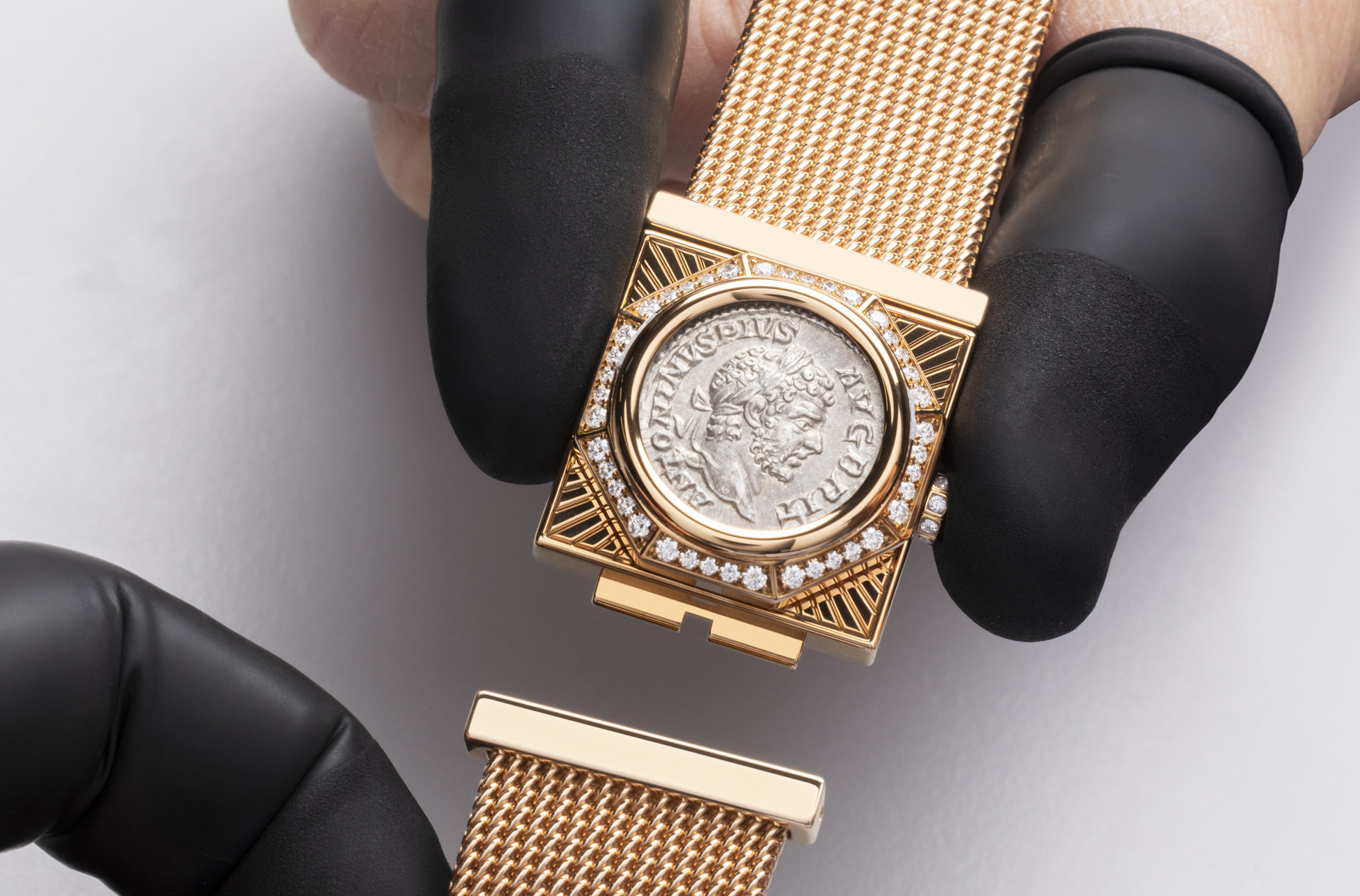 Hublot из теннисных ракеток, Louis Vuitton в виде грузовика…