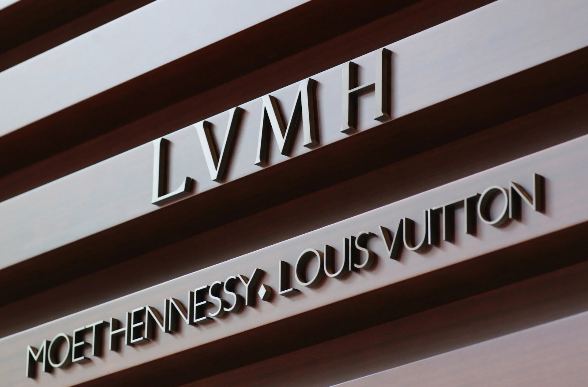 Продажи LVMH в 2025 году снизились на 5%