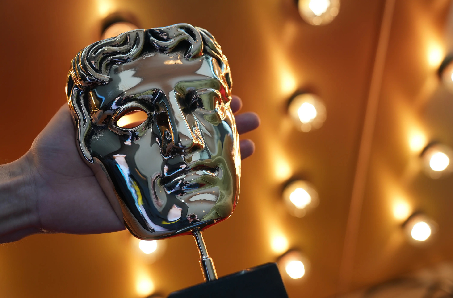 Часы знаменитостей на 79-й церемонии BAFTA