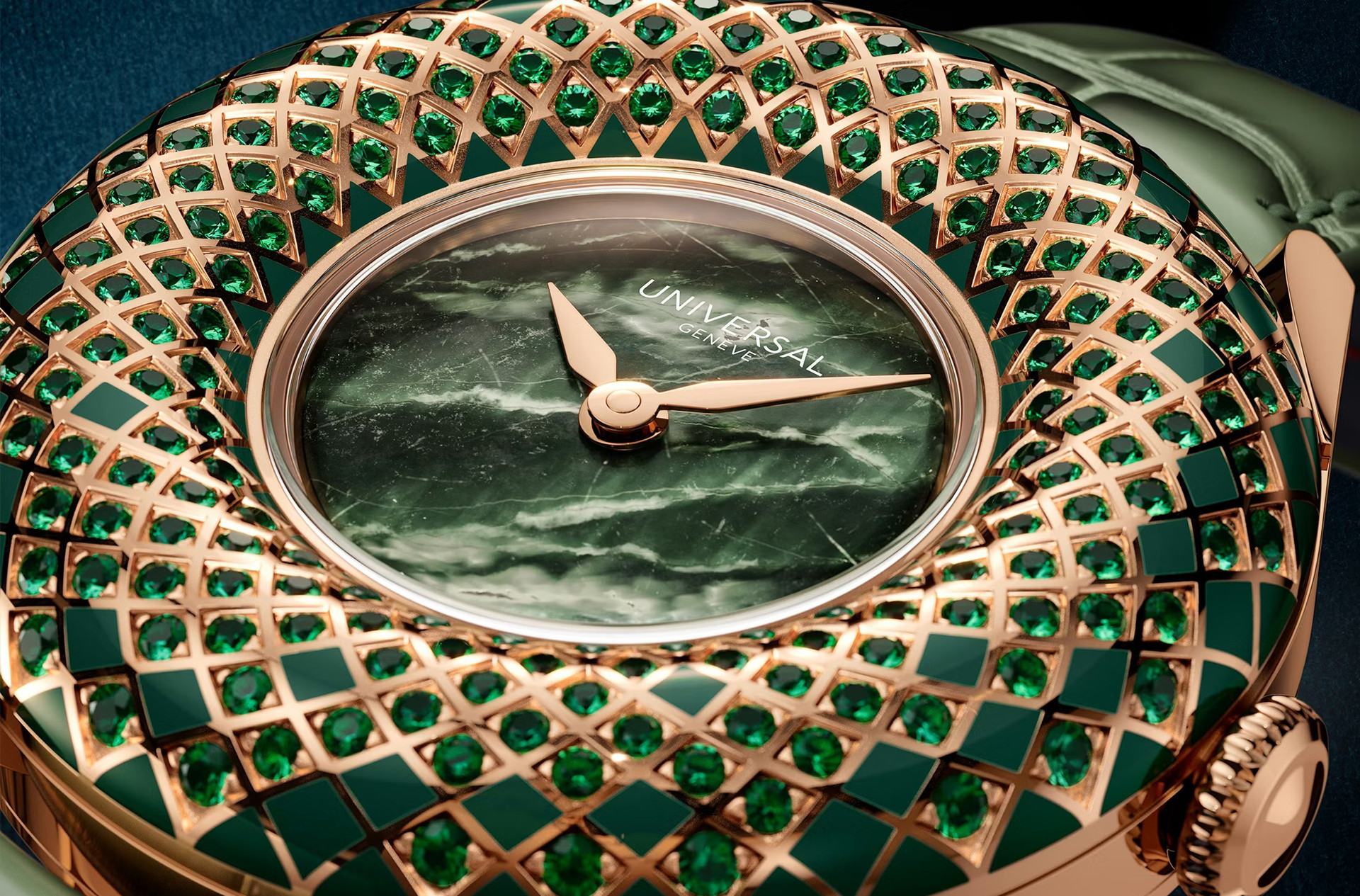 Universal Genève показала первые женские модели возрожденного бренда