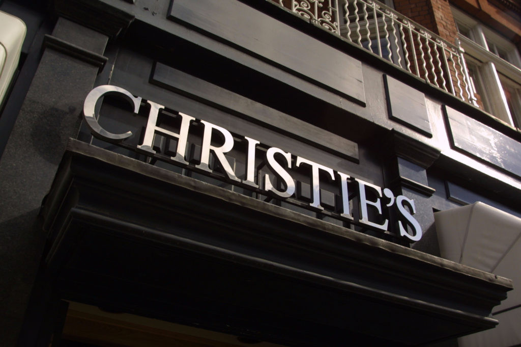 Вывеска Christie's над зданием на Бомптон-стрит в Лондоне