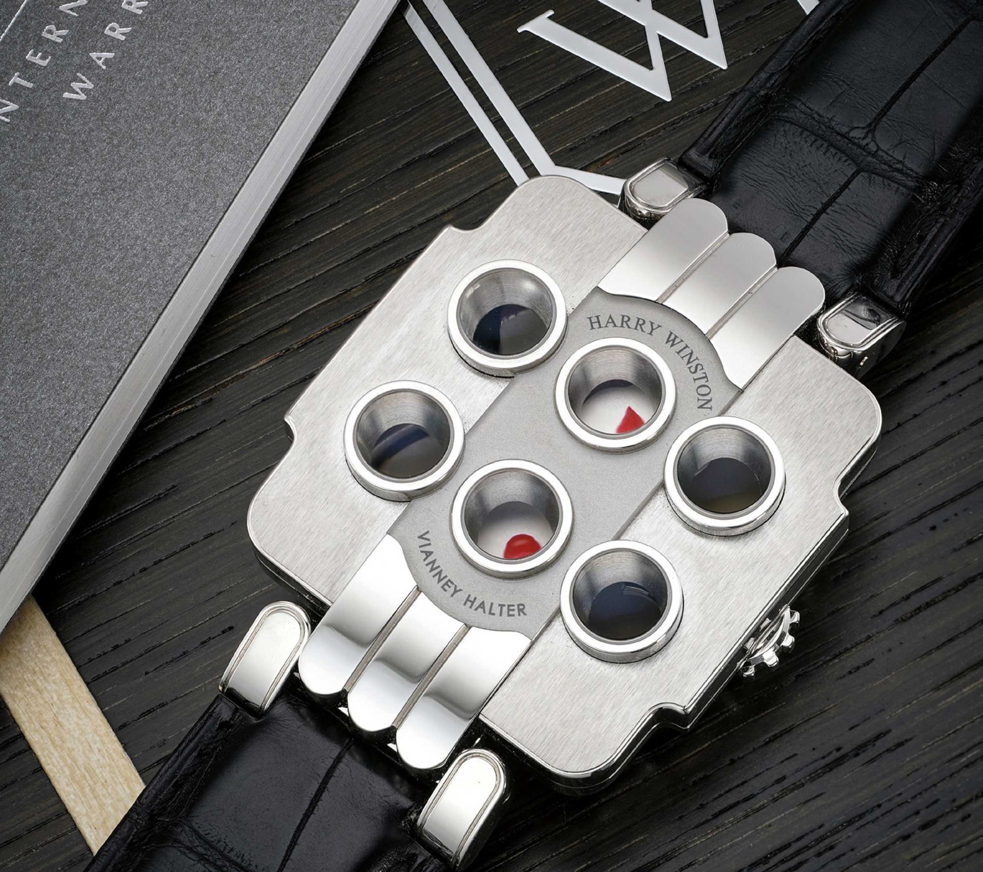 Модель из серии Harry Winston Opus 3
