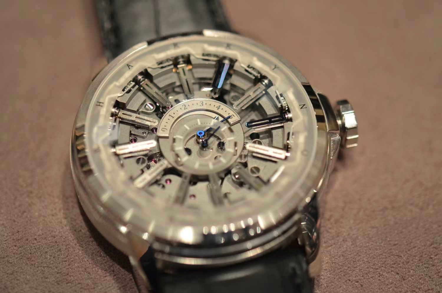 Harry Winston Opus XII. 27 стрелок и хитрая анимация 