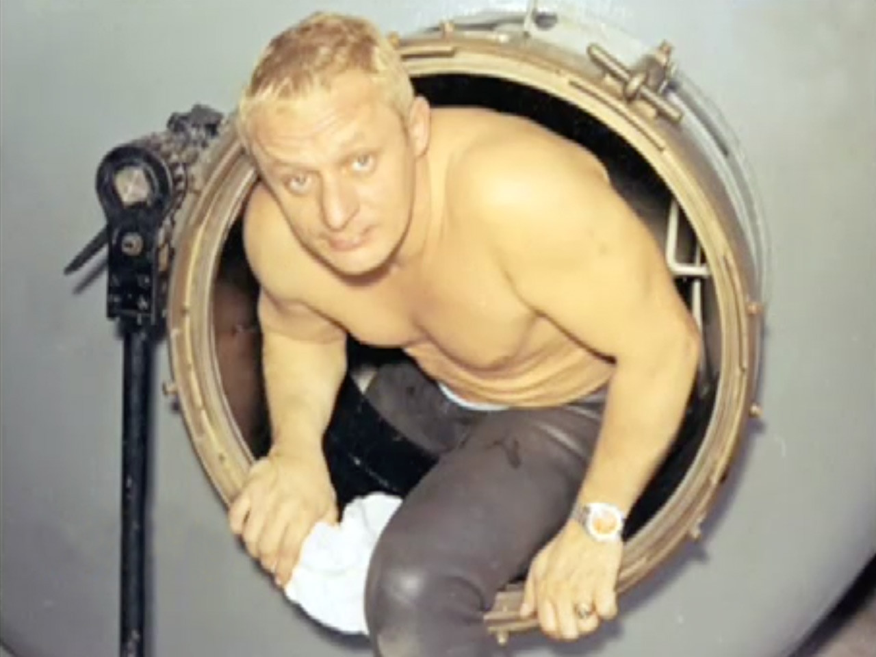 Часы Doxa на запястье дайвера после тестов в барокамере, ноябрь 1967 года