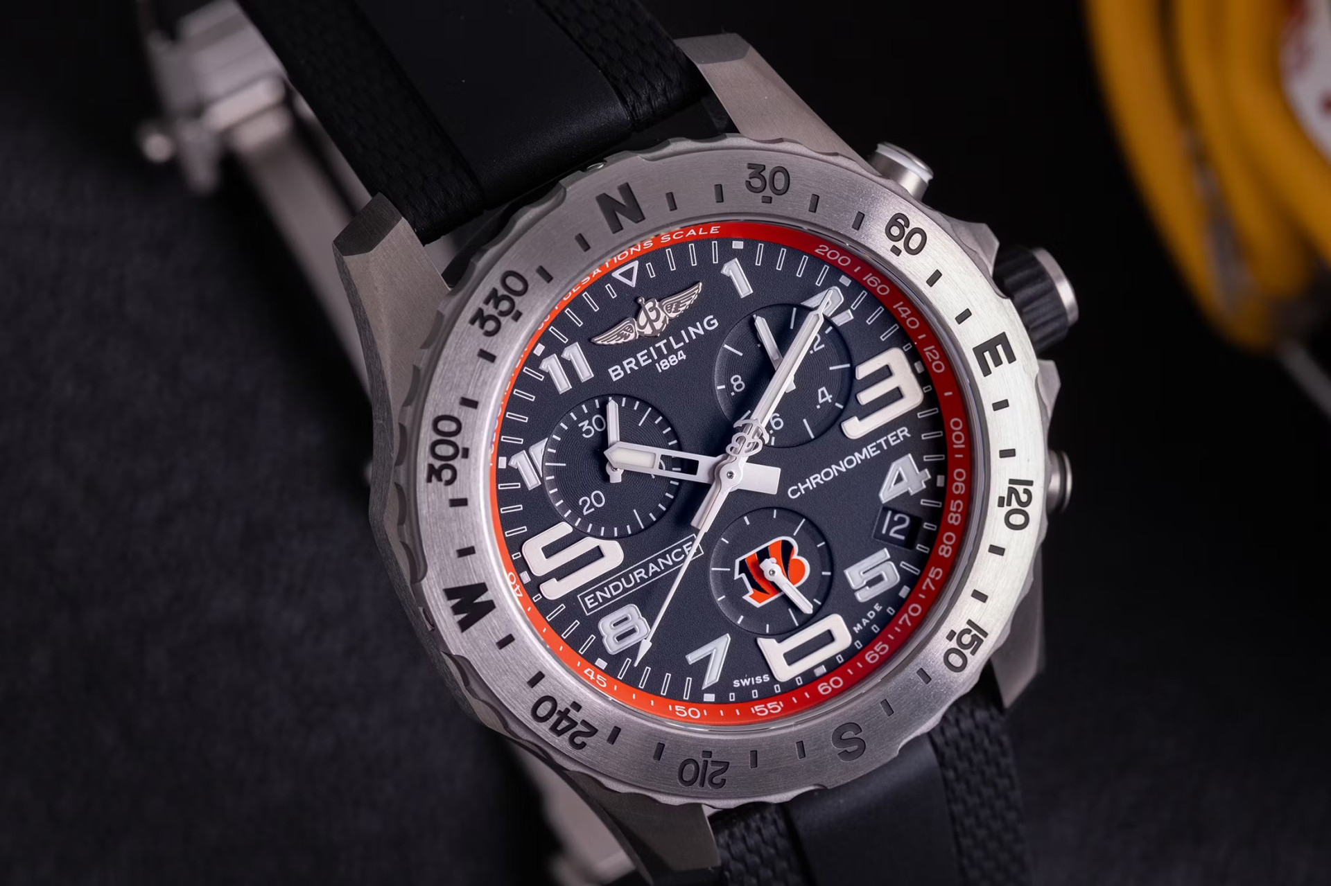 Breitling в честь партнерства с Национальной футбольной лигой