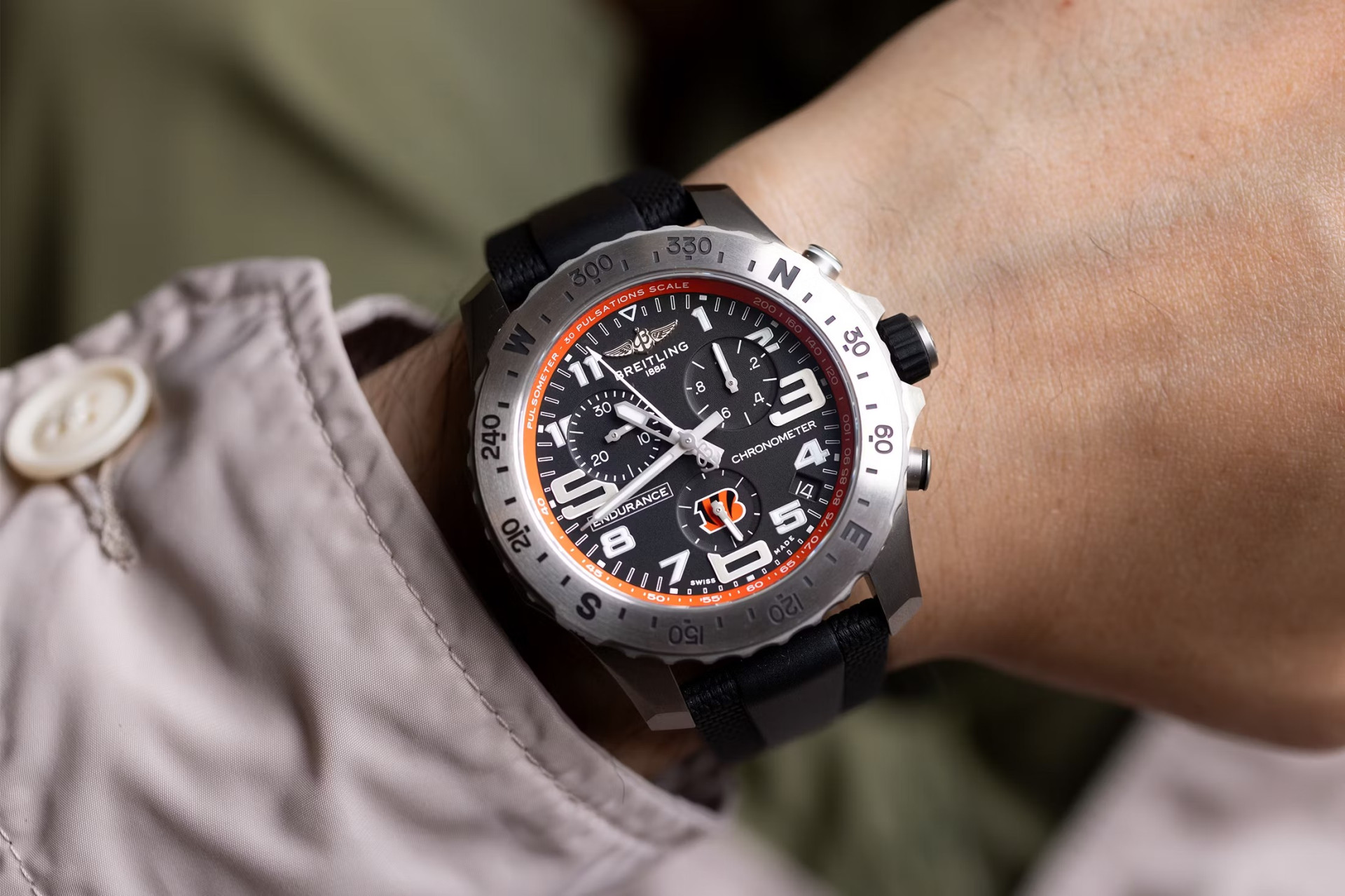 Breitling в честь партнерства с Национальной футбольной лигой