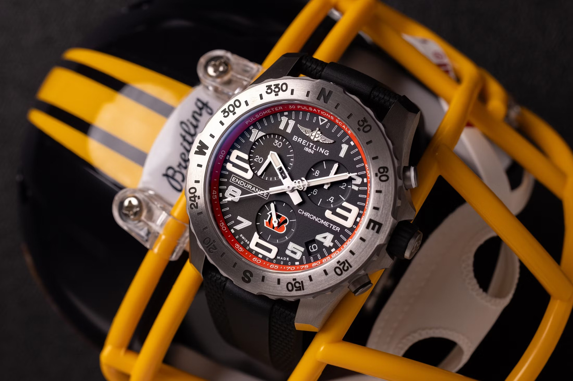 Breitling в честь партнерства с Национальной футбольной лигой