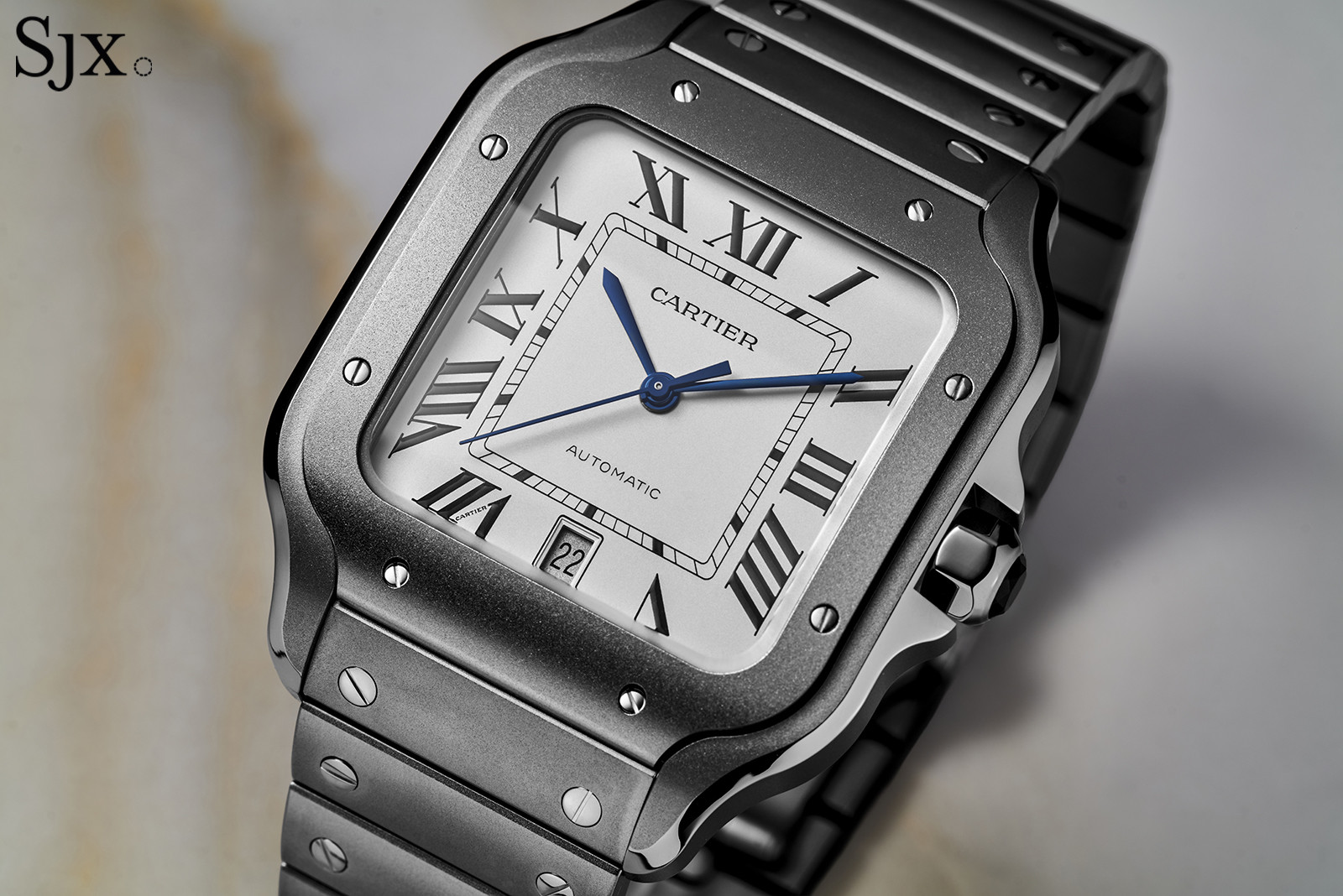 Cartier представила первые Cartier Santos с корпусом из титана