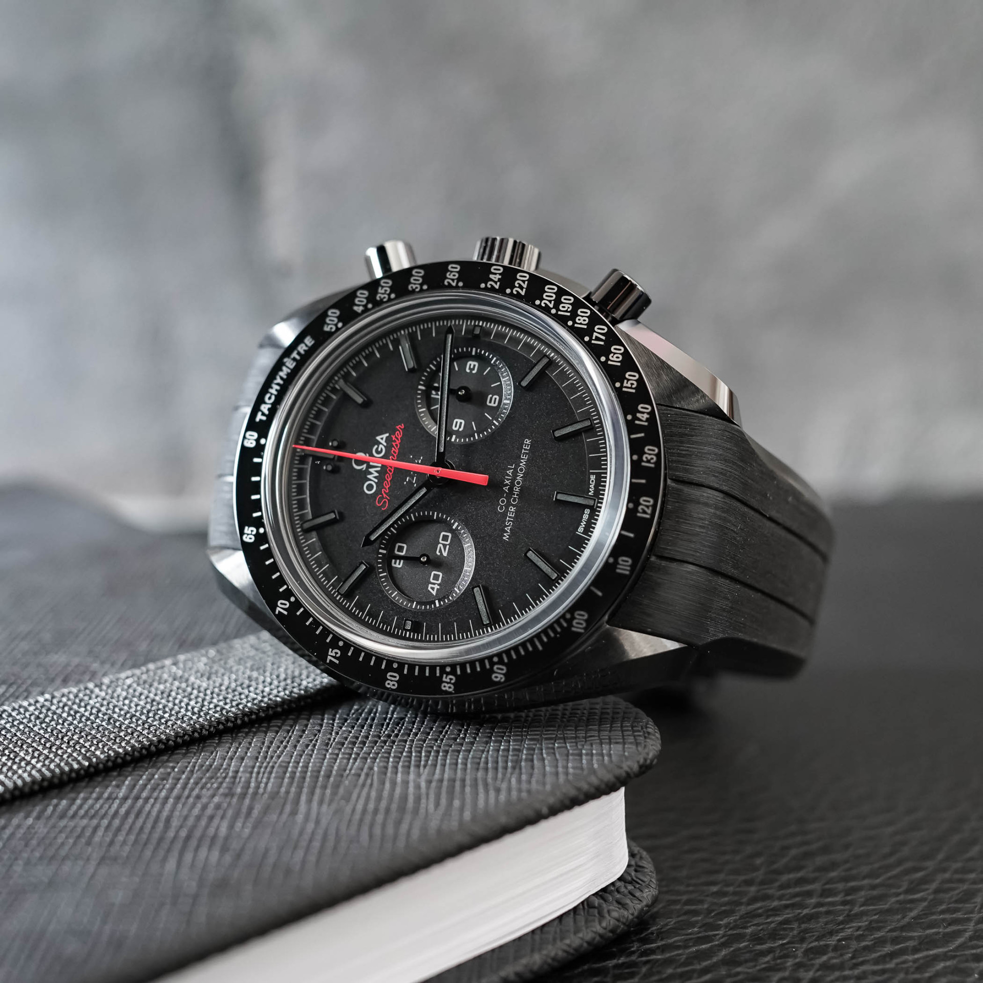 Omega обновила Speedmaster Dark Side of the Moon