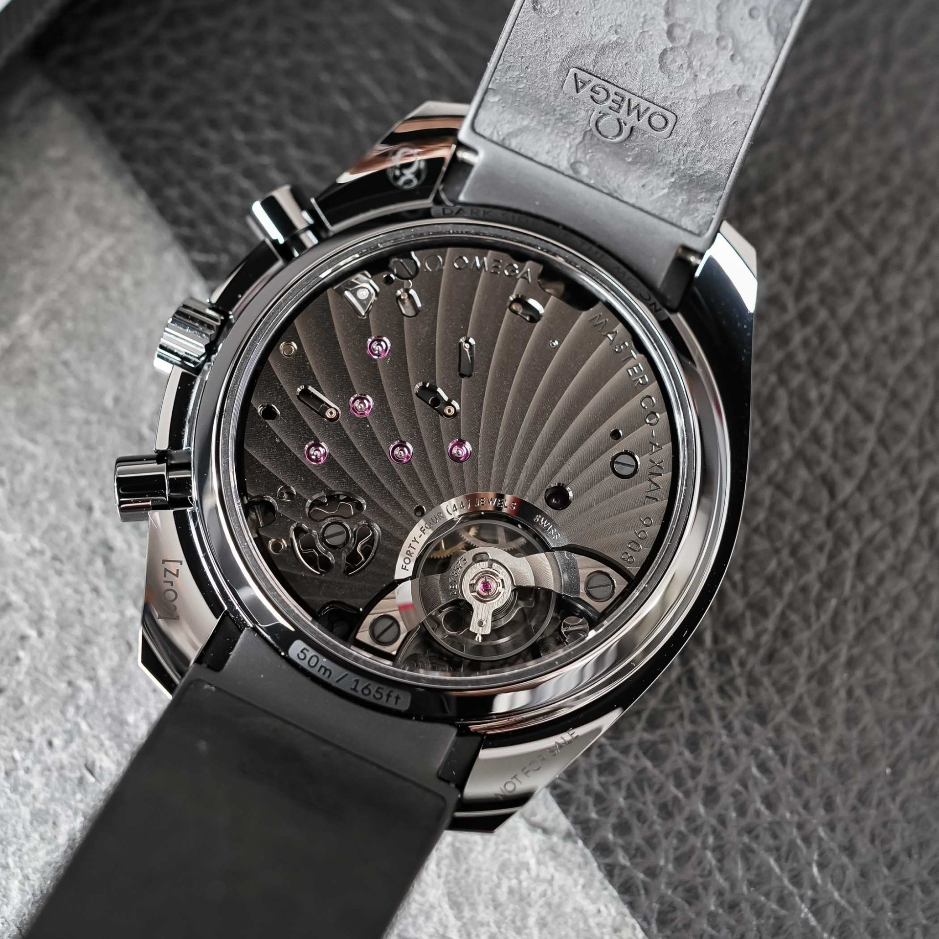 Omega обновила Speedmaster Dark Side of the Moon
