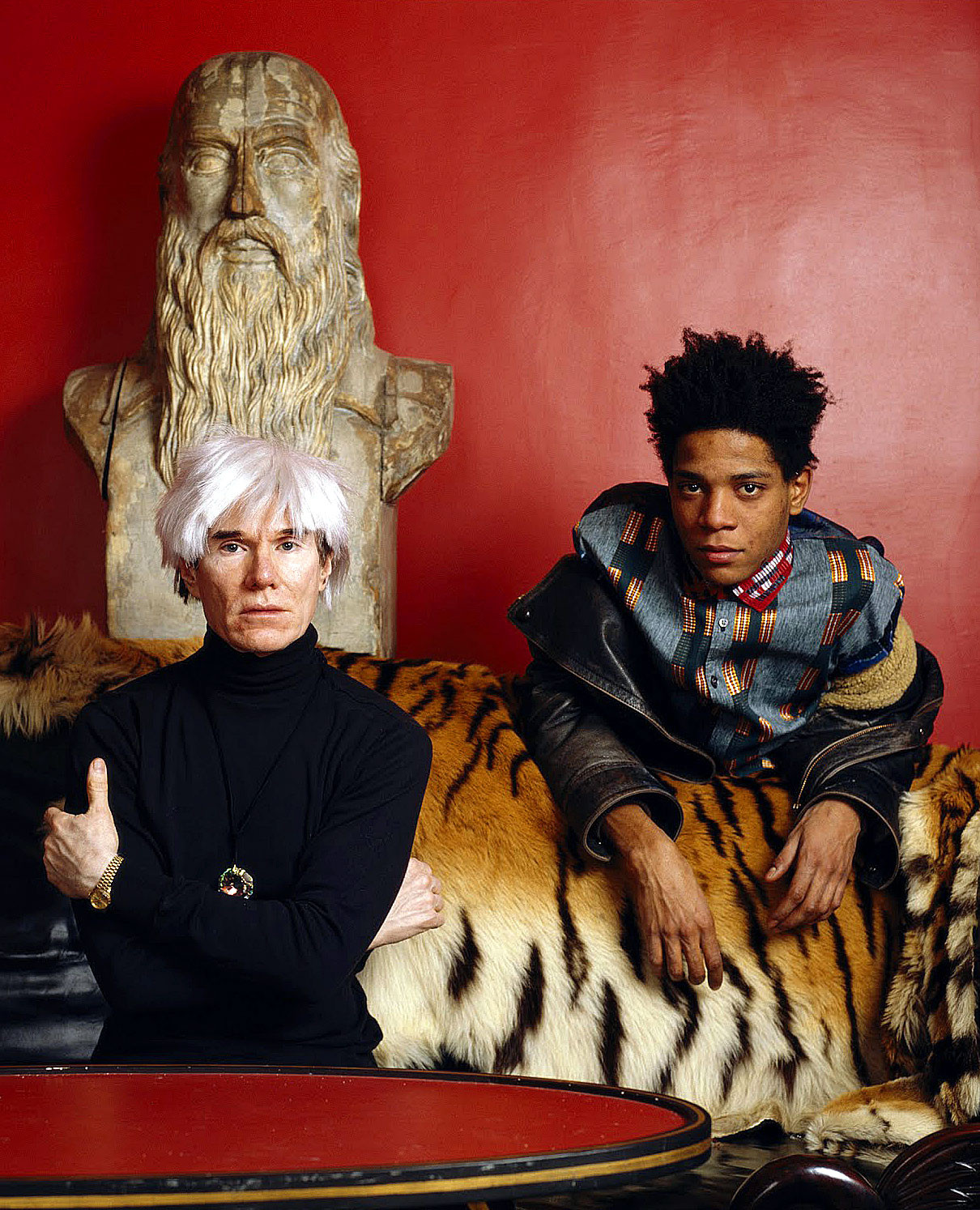 Энди Уорхол в часах Rolex Datejust. Справа от него художник Жан-Мишель Баския