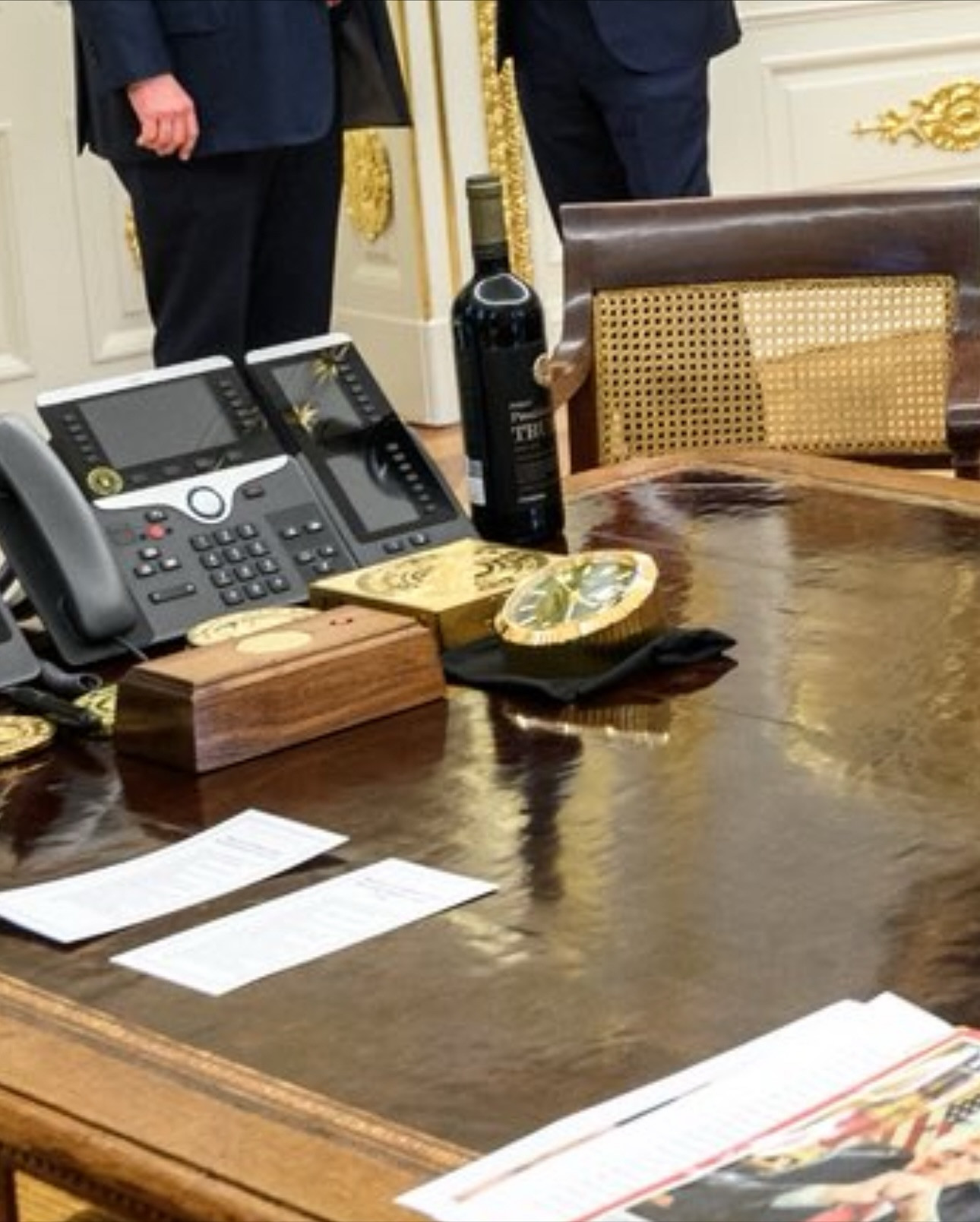 Настольные часы, замеченные в Овальном кабинете, оказались часами Rolex