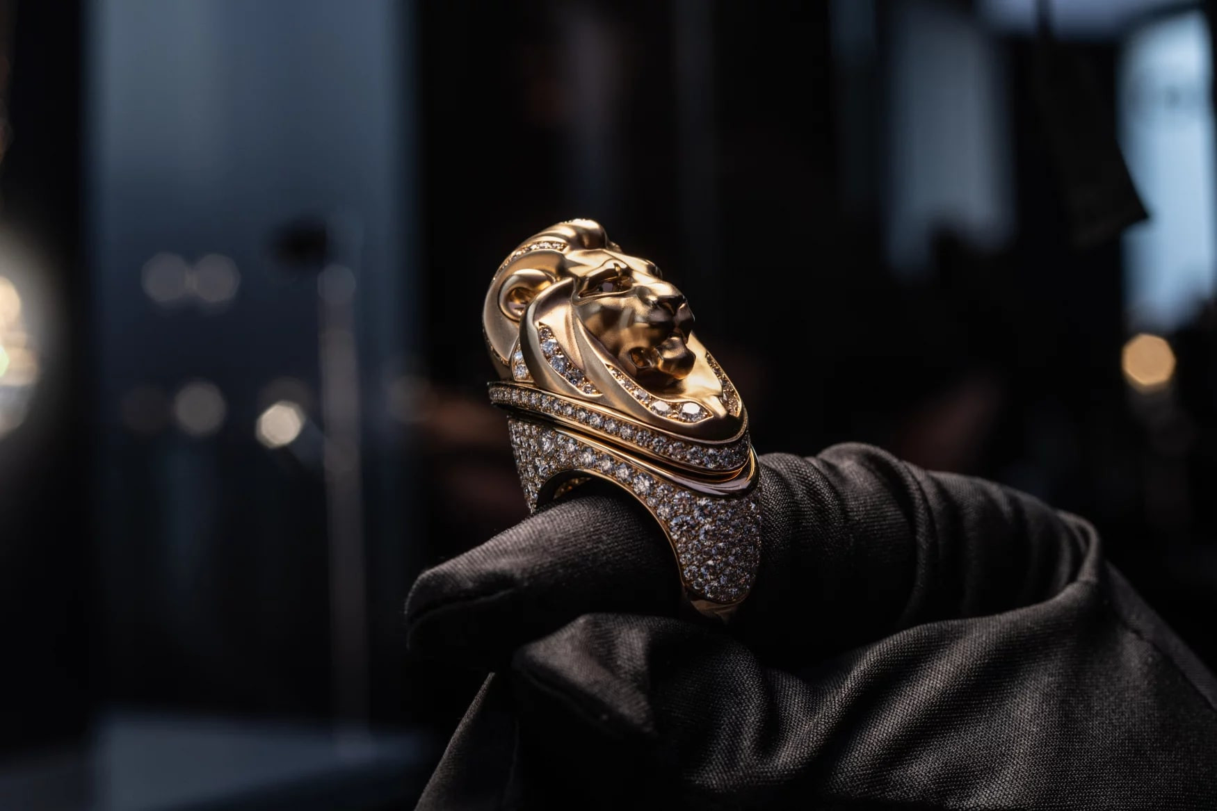 Часы-кольцо Chanel «The Lion of Mademoiselle»