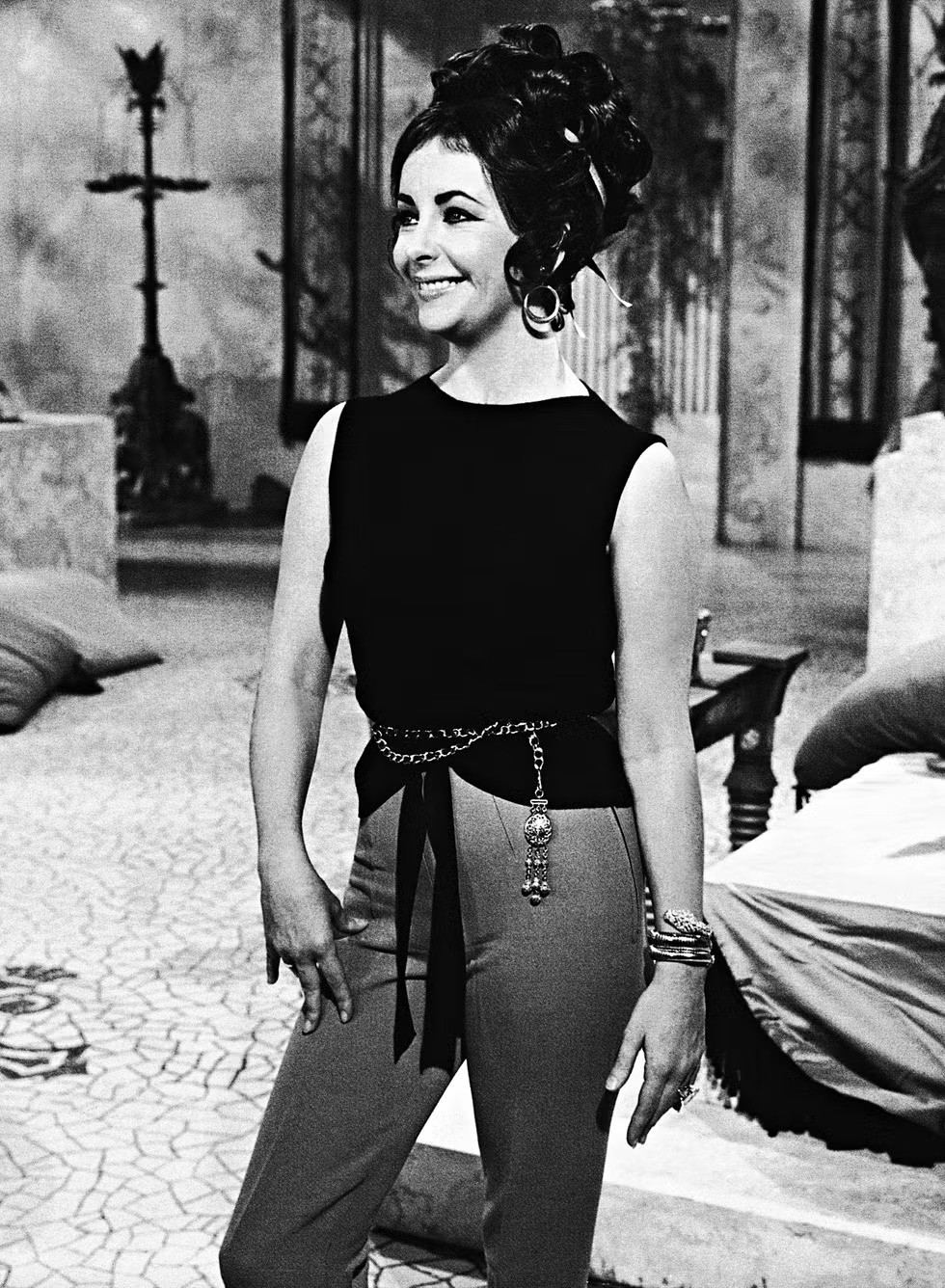 Элизабет Тэйлор в часах Serpenti во время съемок фильма «Клеопатра», 1962 год