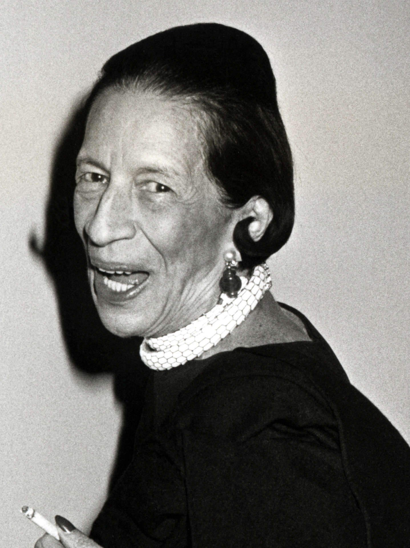 Диана Вриланд с поясом Bvlgari на шее