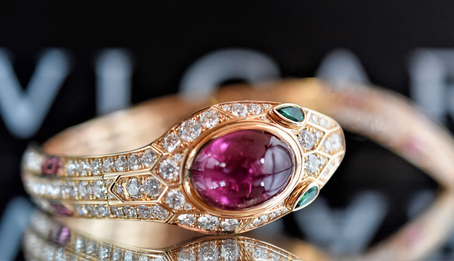 Bvlgari Serpenti Seduttori в розовом золоте с рубиновым кабошоном, 2017 год