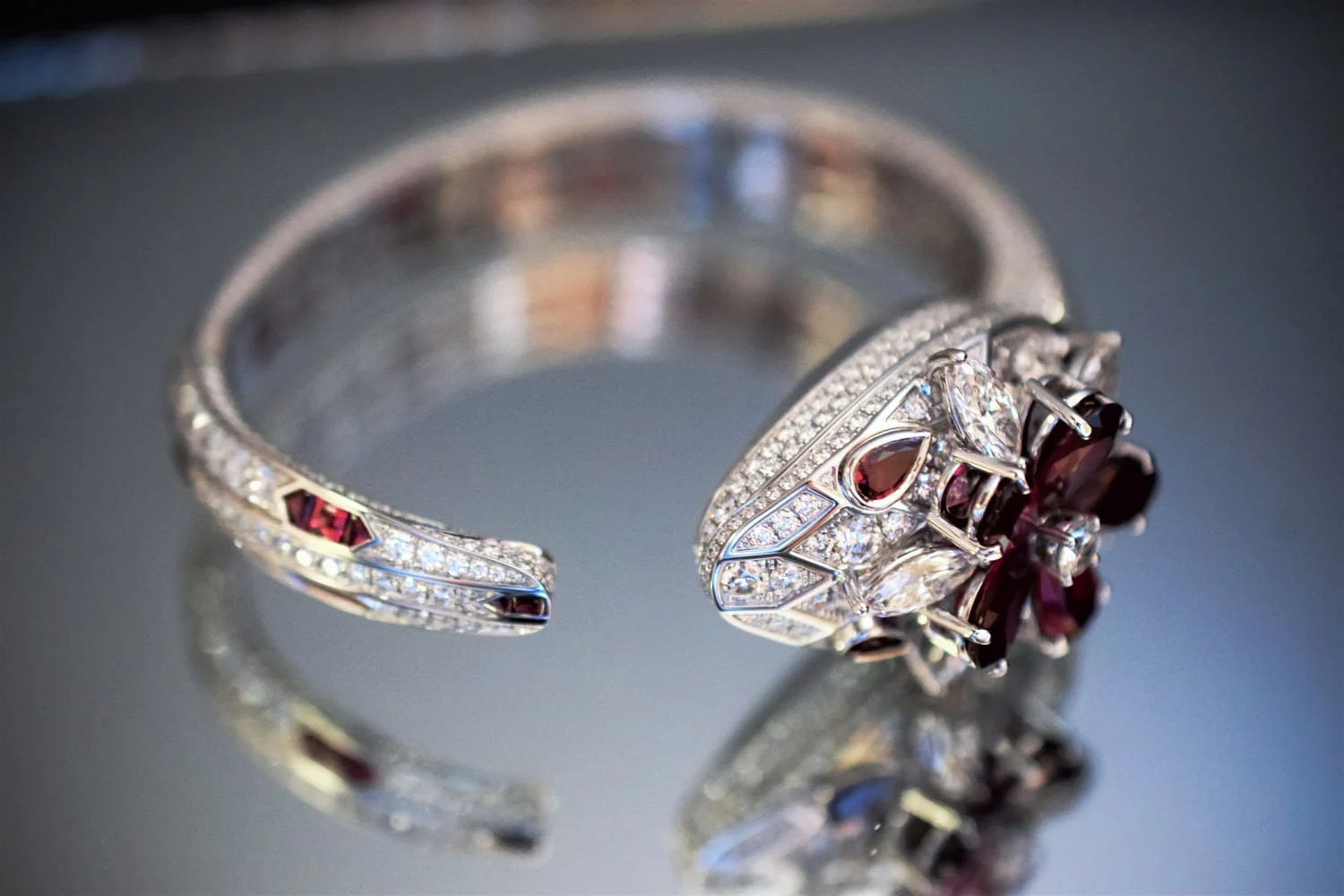 Bvlgari Serpenti Seduttori в белом золоте, 2017 год