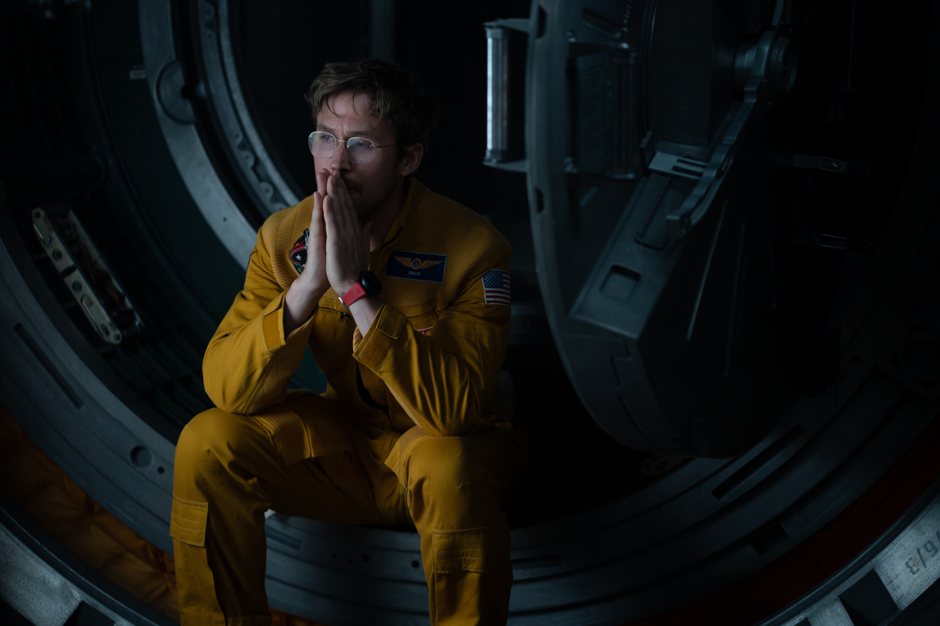 Умные часы TAG Heuer в фильме «Проект «Аве Мария»»