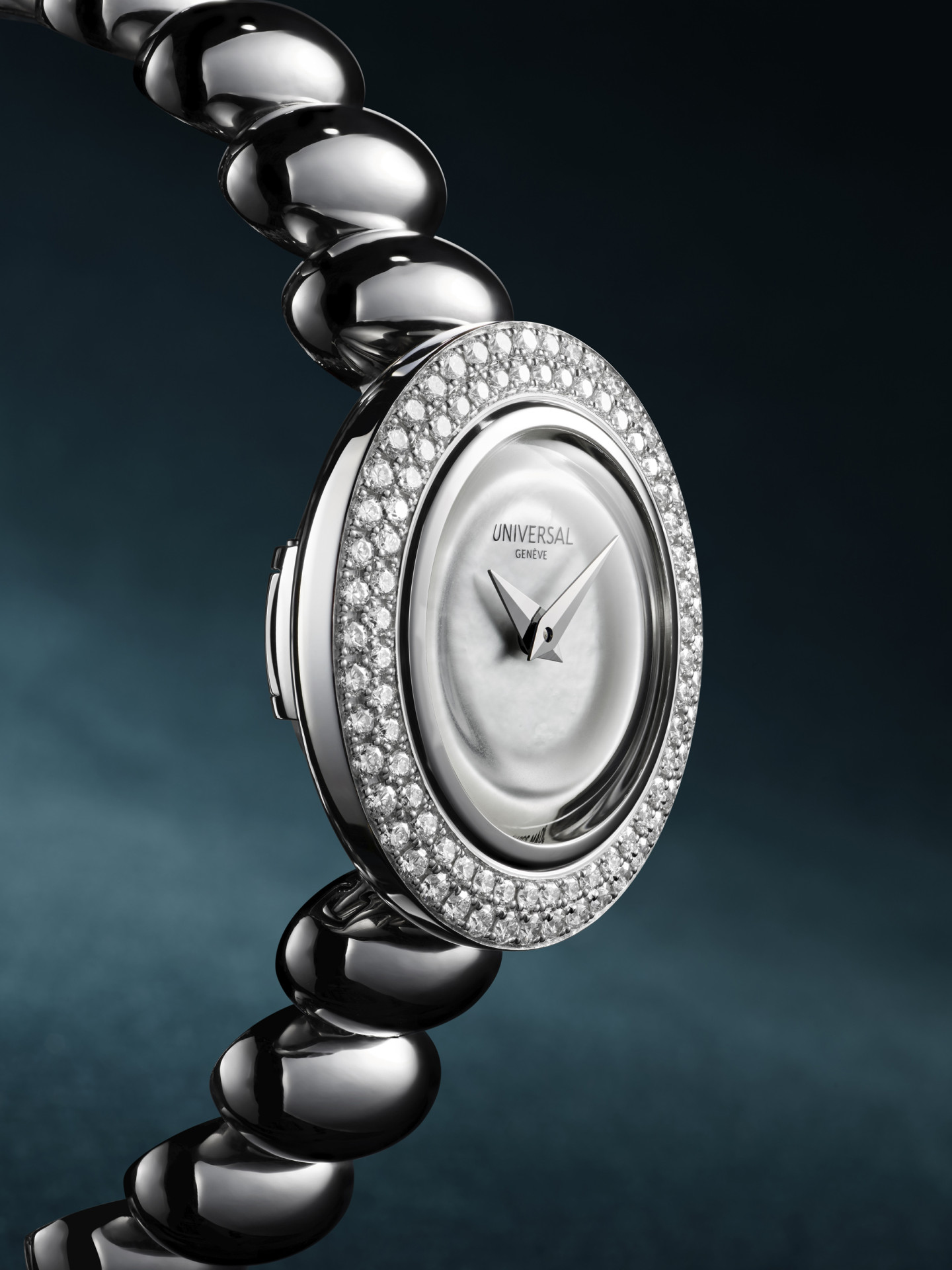 Universal Genève показала первые женские модели возрожденного бренда