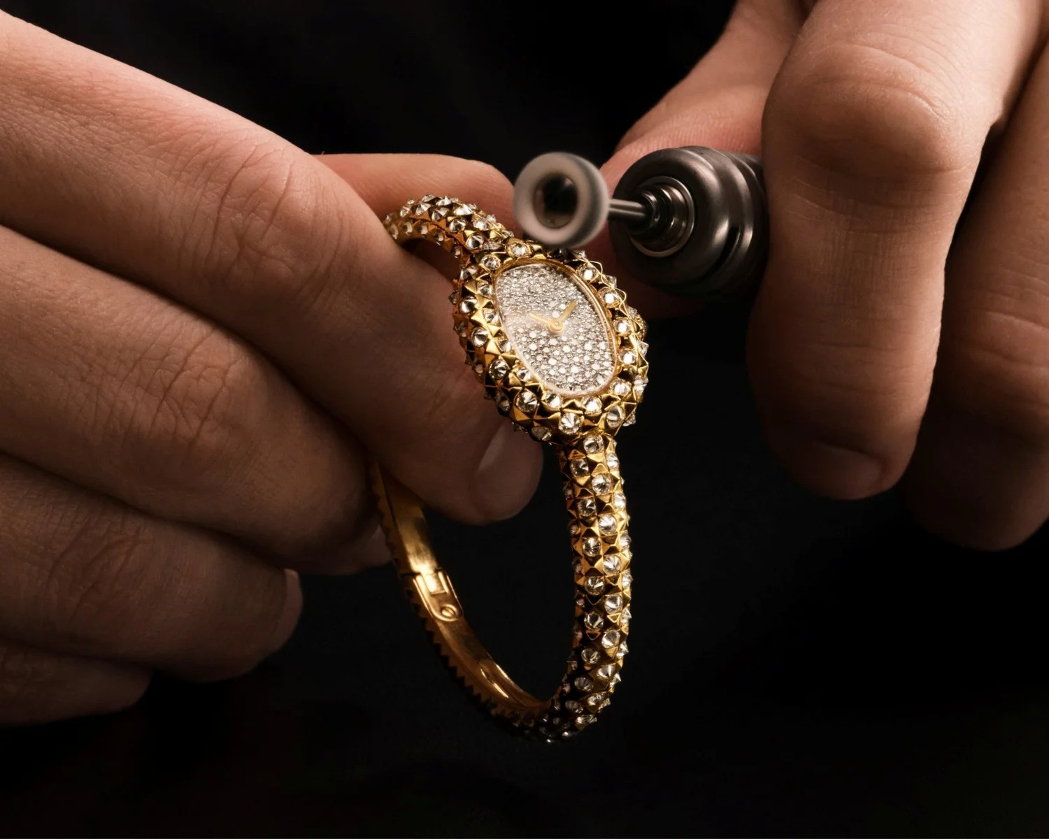 Cartier Baignoire Clous de Paris. От подарка русской княгине до модного аксессуара в стиле французский шик