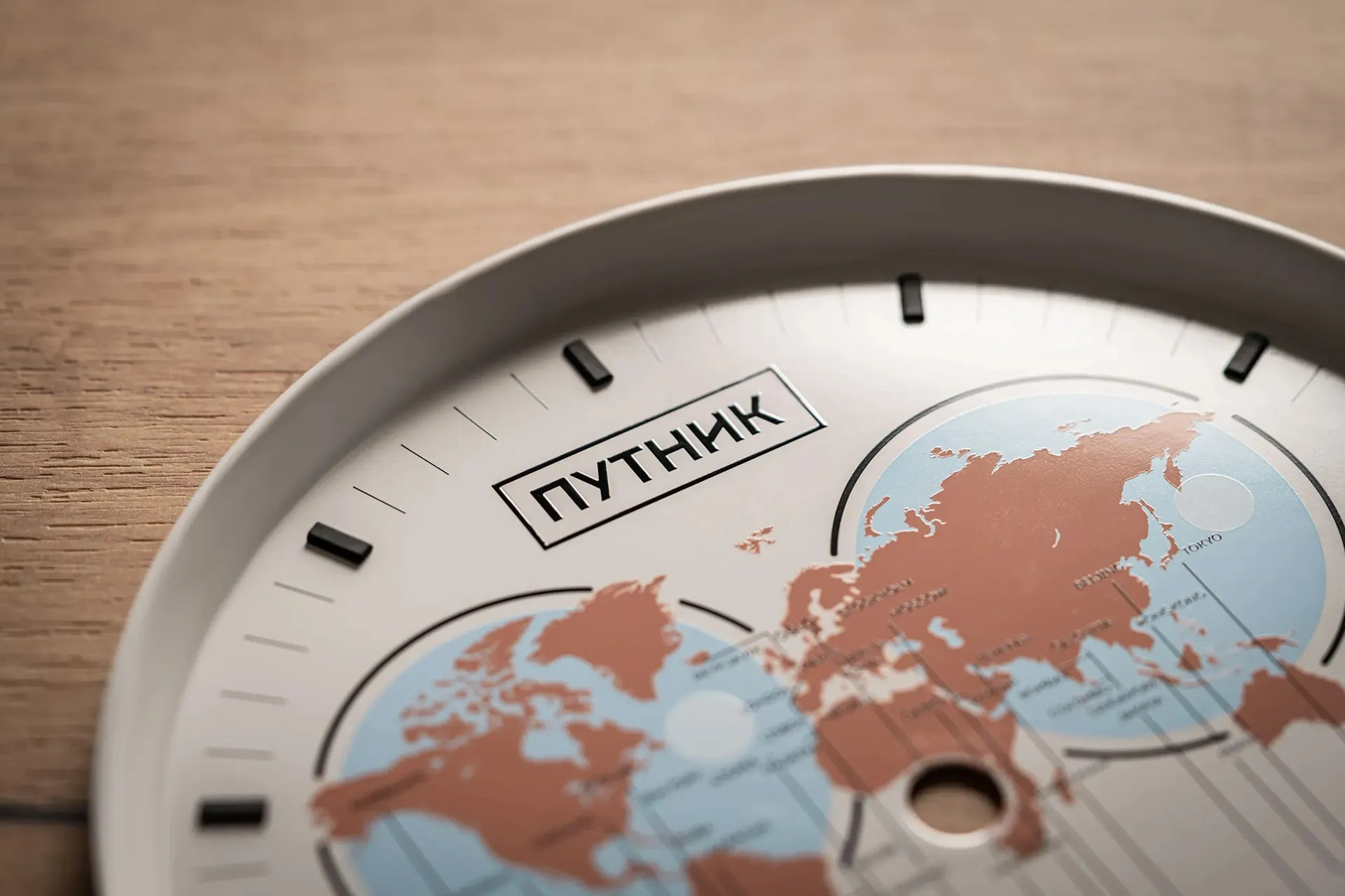 «Путник» Константна Чайкина превратился в настольные часы с мировым временем