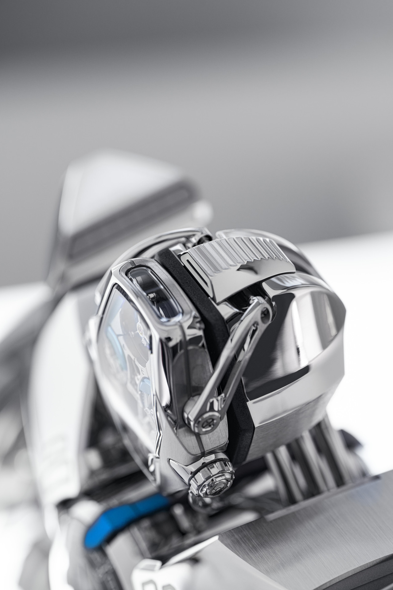 MB&F HM12 The Guardian. «А что, если часы станут головой робота?