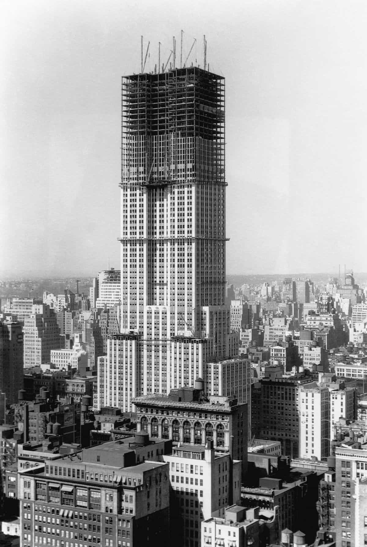 Здание Empire State Building в ходе строительства (1929 - 1931)