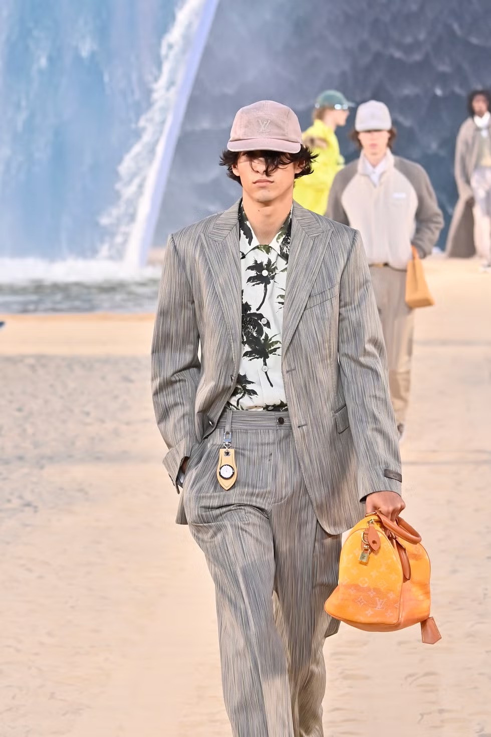 Часы Louis Vuitton Monterey Ceramic Charm на показе мужской коллекции весна-лето 2027