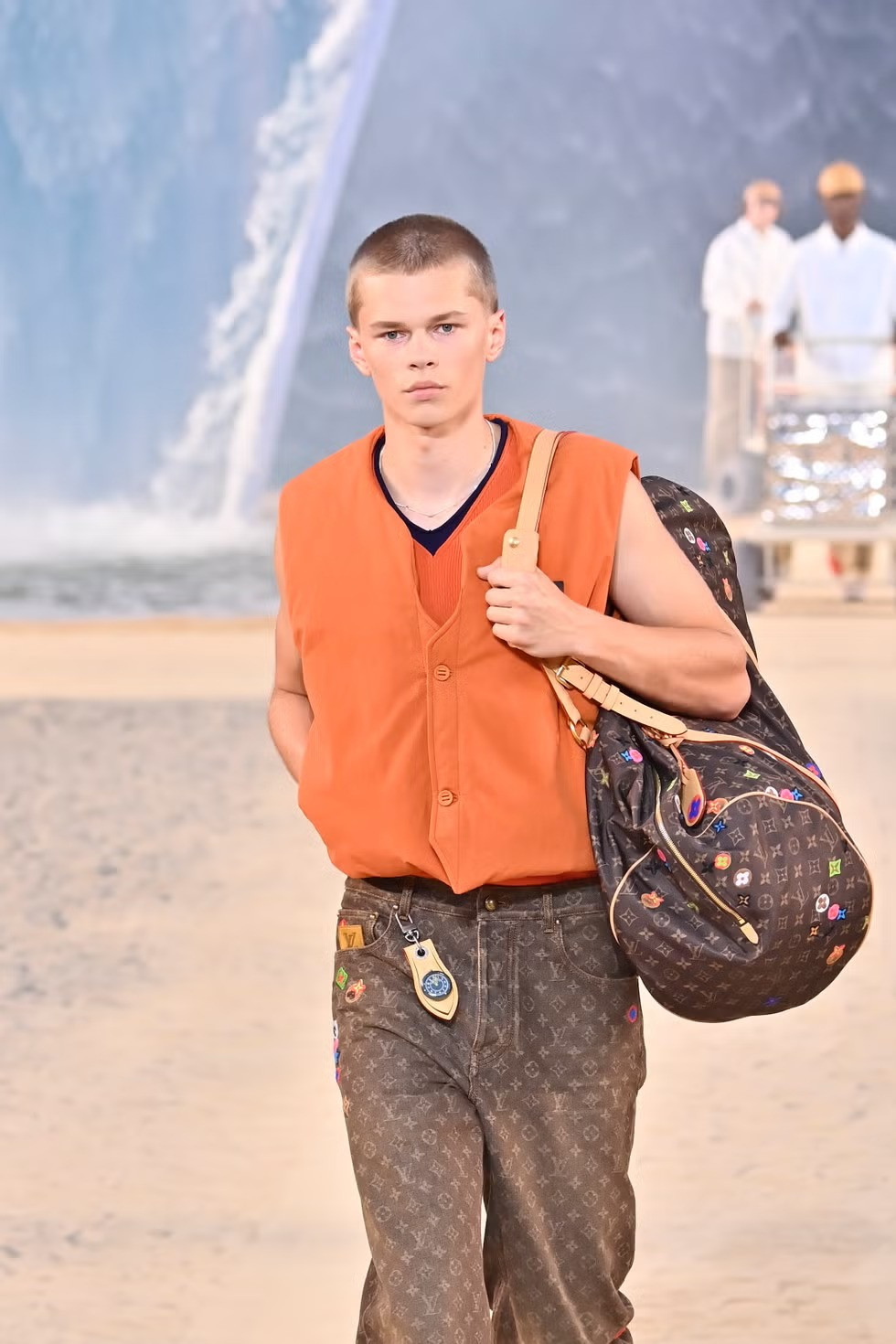 Часы Louis Vuitton Monterey Ceramic Charm на показе мужской коллекции весна-лето 2027
