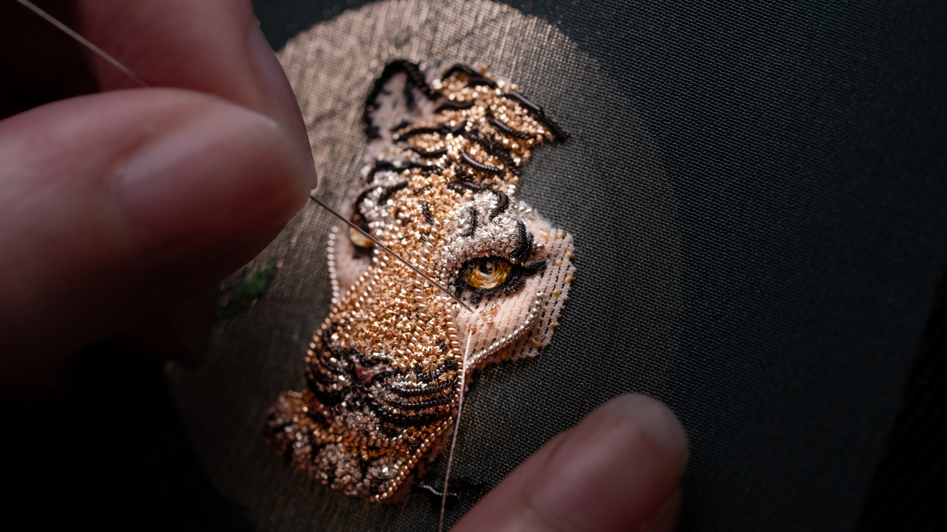 Vacheron Constantin Métiers d'Art Tribute to the Animal Kingdom – Tigerbroidery. Вышивка золотом