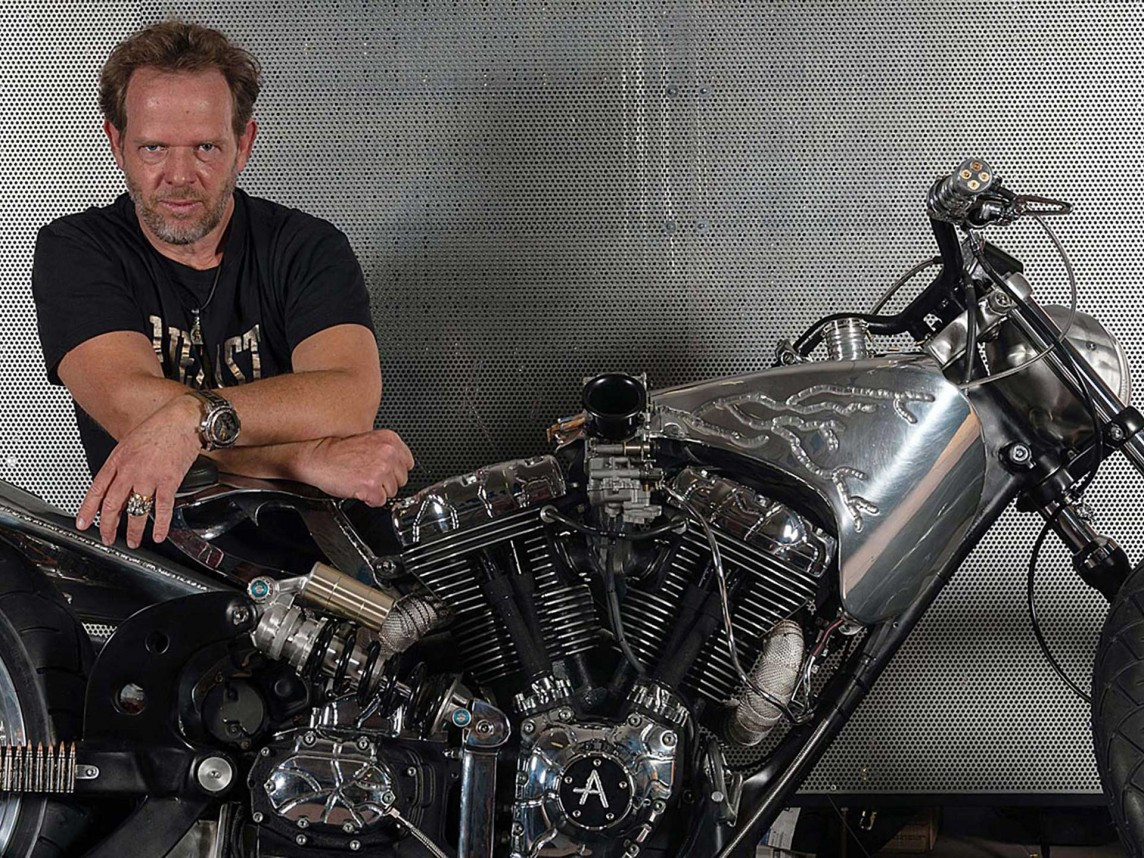 Иван Арпа и кастомизированный им байк Harley Davidson, представленный на Baselworld 2015
